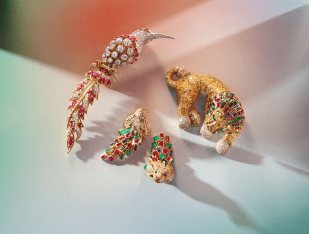 Um broche Van Cleef & Arpels de rubi e diamante "Bird of Paradise", um broche de leão com várias joias René Boivin e um par de brincos de cabeça de leão não assinados / Cortesia Christie's