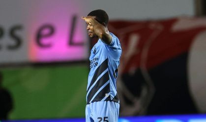 Athletico-PR supera desfalques e atropela Flamengo