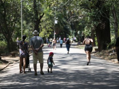 Pessoas em parque durante onda de calor em São Paulo, em 23 de setembro de 2023.