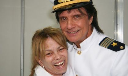 Morre Carminha, secretária e amiga pessoal de Roberto Carlos, aos 83 anos