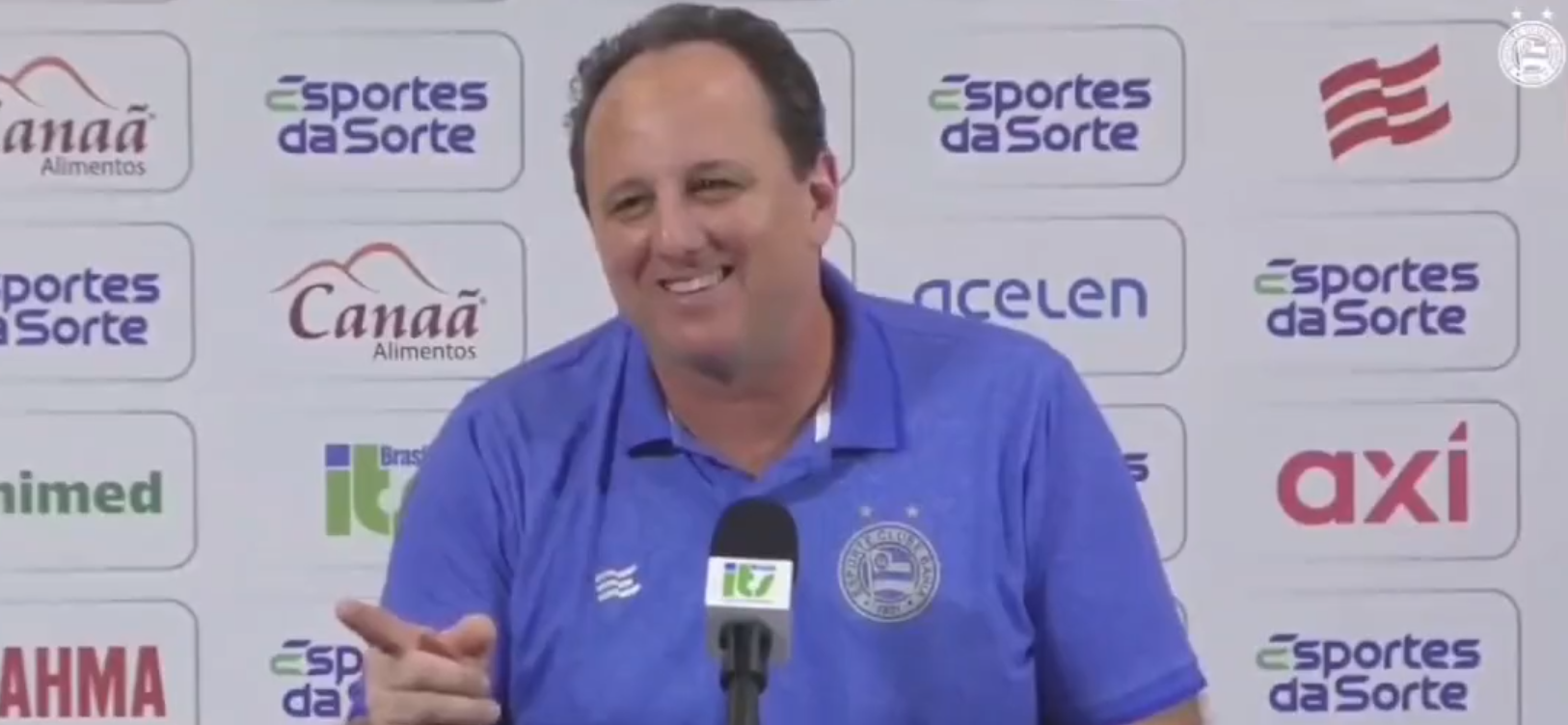 Ceni brinca com jornalistas em coletiva de apresentação. Crédito: Tv Bahêa - reprodução
