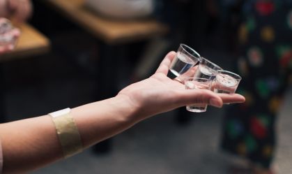 Bares na Grécia são fechados por reaproveitar restos de drinks como shots