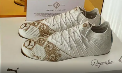 Neymar presenteia Romário com chuteira por recorde na Seleção Brasileira