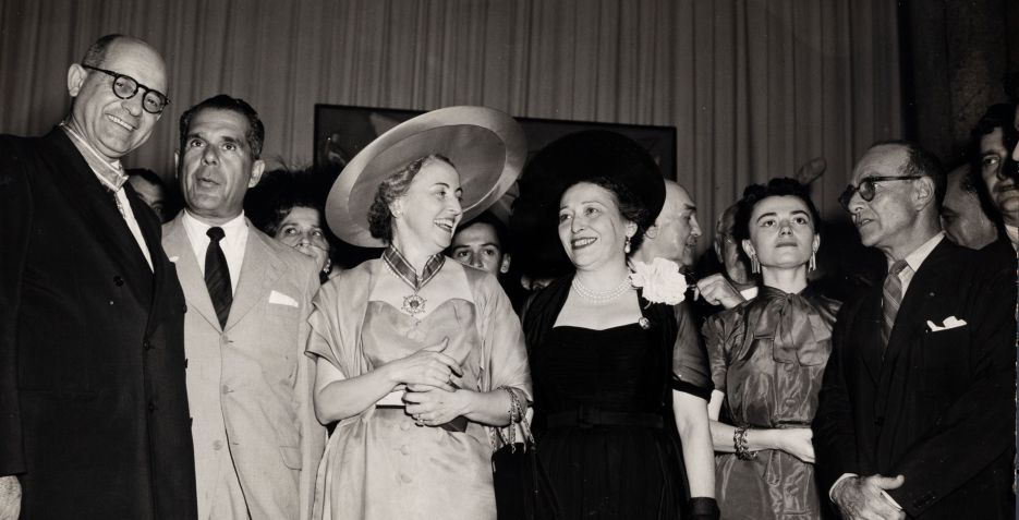 Ciccillo Matarazzo e Yolanda Penteado com convidados durante uma das primeiras Bienais de São Paulo / Bienal SP