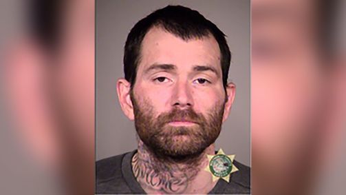 Christopher Lee Pray, de 39 anos, estava sob custódia e era paciente do Hospital Estadual de Oregon, em Salem, antes de sua fugir de acordo com a Polícia do Estado de Oregon.