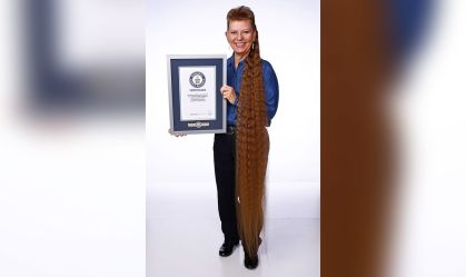 Mulher dos Estados Unidos bate recorde de mullet feminino mais longo do mundo