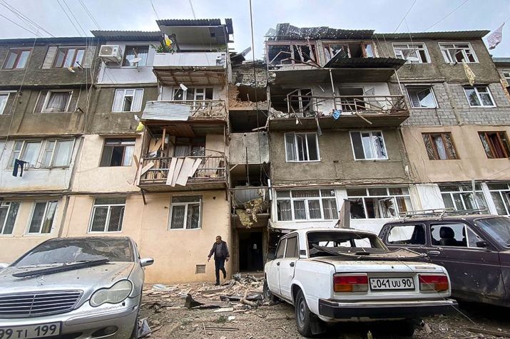 Um edifício residencial danificado em Stepanakert, a capital regional, depois que o Azerbaijão iniciou ataques em Nagorno-Karabakh em 19 de setembro • Siranush Sargsyan/AP