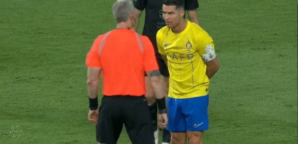 Cristiano Ronaldo discute com Anderson Daronco em jogo do Al-Nassr