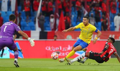 Cristiano Ronaldo acerta bolada em cinegrafista, que fica zonzo; veja o lance