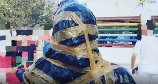 Estátua de Daniel Alves foi vandalizada na Bahia