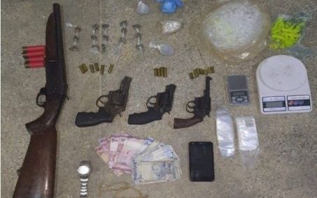 PM encontrou armas e drogas com os suspeitos
