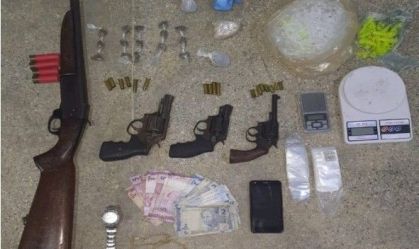 PM encontrou armas e drogas com os suspeitos