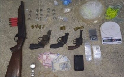 PM encontrou armas e drogas com os suspeitos