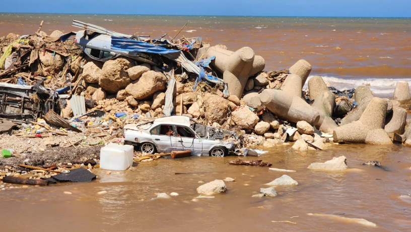 Derna foi dividida em duas depois que enchentes atingiram bairros inteiros