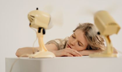 Onda de calor: é saudável usar ventilador e ar-condicionado para dormir?