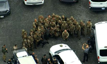 Policiais posam para foto com brasileiro que estava foragido nos EUA após captura