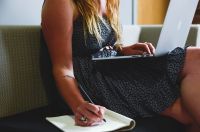 Censo 2022: Mulheres ganham quase 20% menos do que homens no trabalho