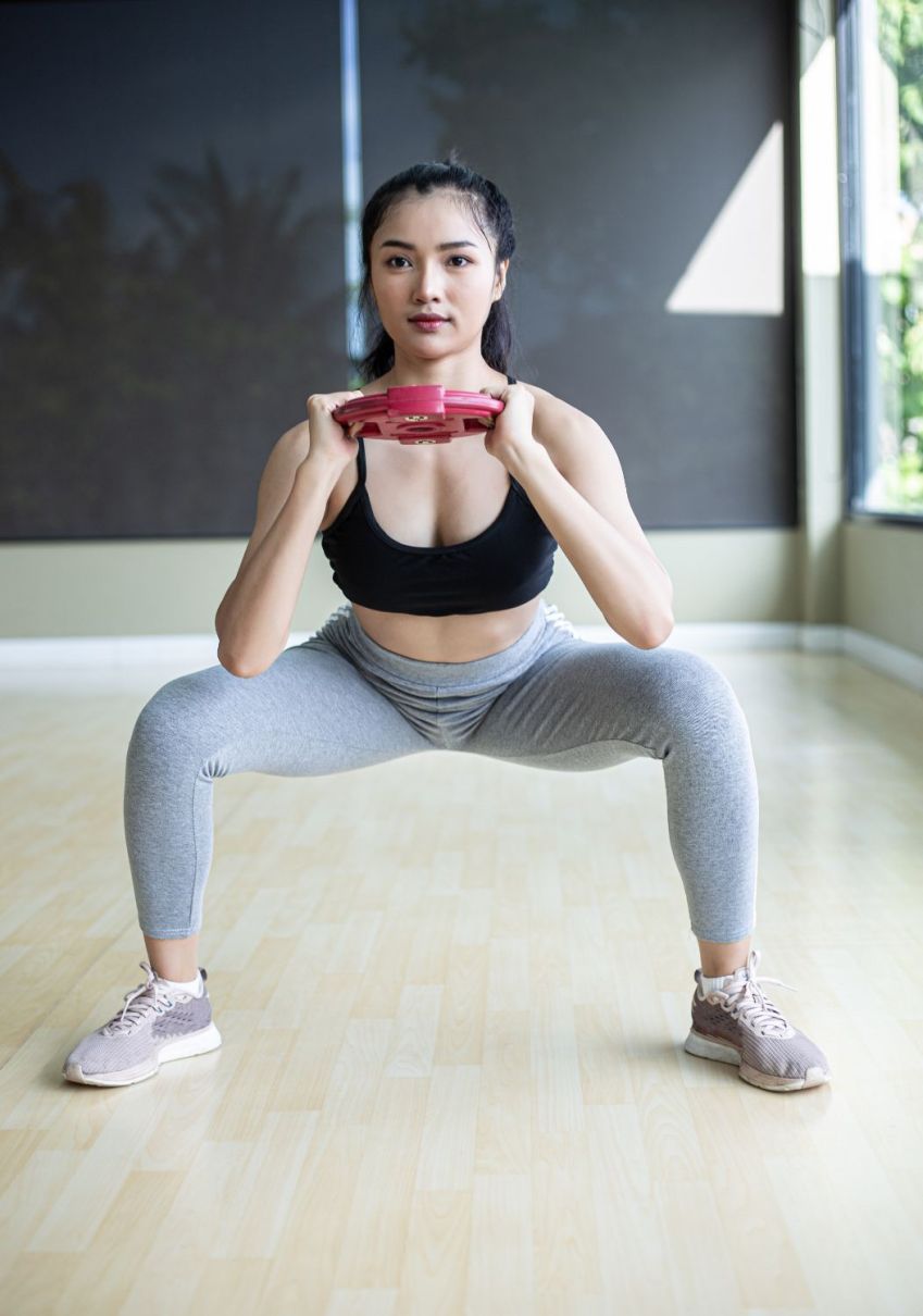 Exercício de agachamento sumô / Imagem: Freepik