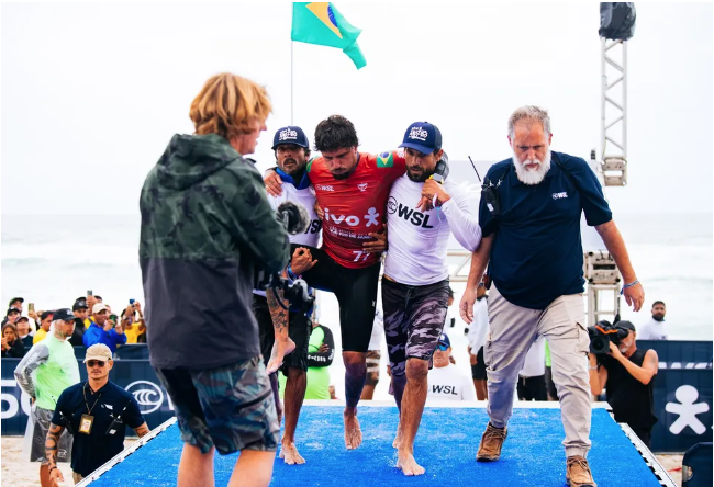 Filipe sai carregado do mar da etapa de Saquarema, no Brasil / WSL