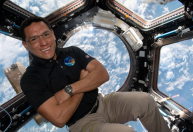 Astronauta da Nasa retorna à Terra após missão recorde no espaço