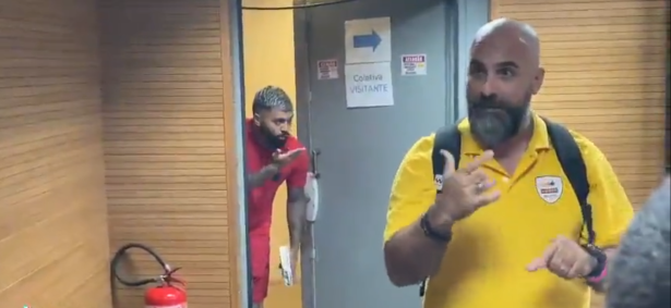 Gabigol manda beijo para Dorival Júnior