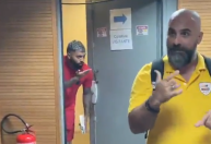 Após derrota, Gabigol vai a coletiva de Dorival e manda beijo para técnico do São Paulo; veja
