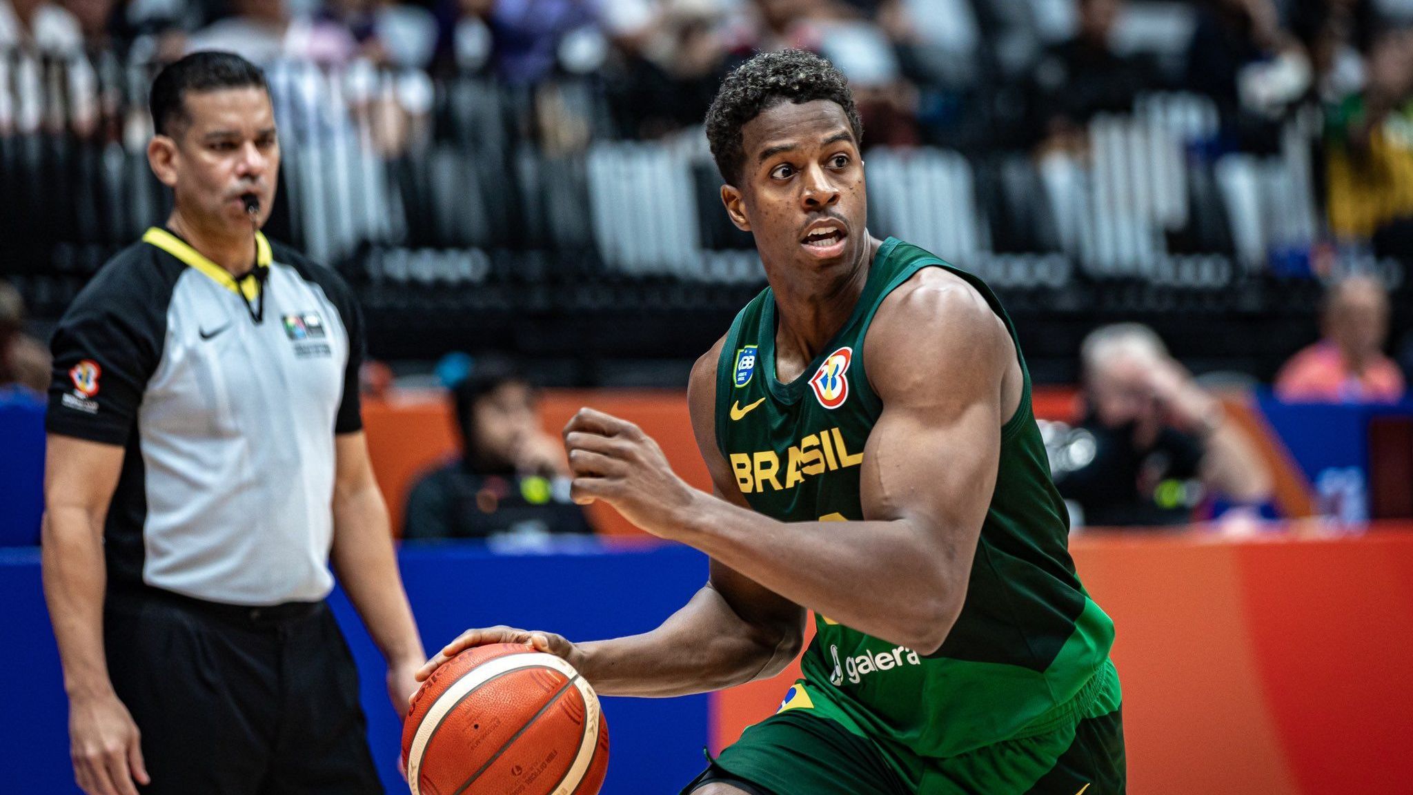 Georginho em partida do Brasil contra o Canadá na Copa do Mundo de Basquete