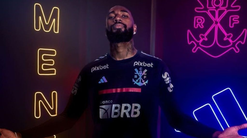 Gerson com a camisa modificada que o Flamengo usará nos jogos