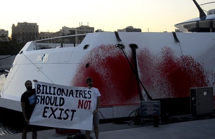 Ativistas ambientalistas espanhóis picharam com tinta vermelha um superiate de propriedade da bilionária herdeira do Walmart, Nancy Walton Laurie, em Barcelona, nesta sexta-feira (8/09/2023) / Scientists Rebellion/Reprodução (8/09/2023)