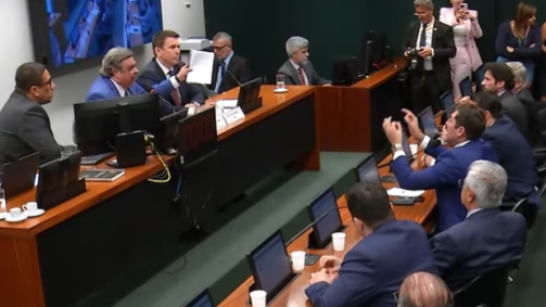 Reunião para votar relatório final da CPI do Futebol começou com um atraso de mais de uma hora