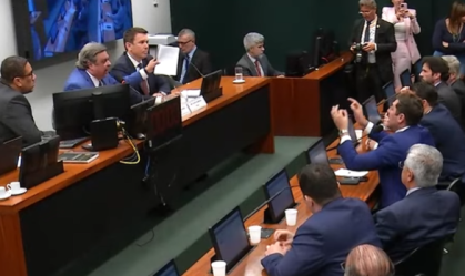 Reunião para votar relatório final da CPI do Futebol começou com um atraso de mais de uma hora