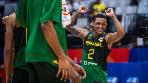 Yago Santos celebra vitória do Brasil contra o Canadá, na Copa do Mundo de Basquete