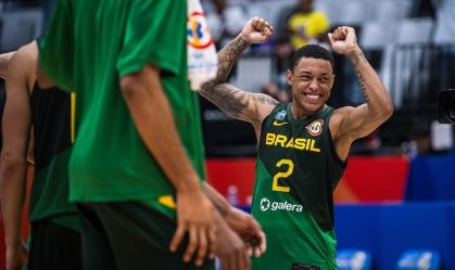 Yago Santos celebra vitória do Brasil contra o Canadá, na Copa do Mundo de Basquete