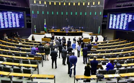 Deputados acompanham sessão na Câmara, em Brasília