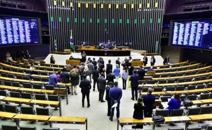 Deputados acompanham sessão na Câmara, em Brasília