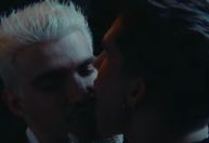 João Guilherme dá lambida no rosto de Jão em clipe e fãs reagem nas redes