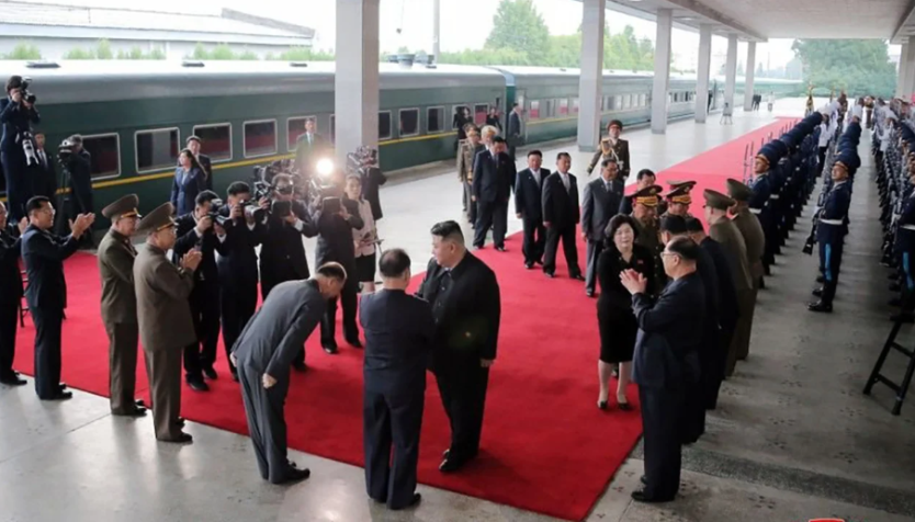 O líder norte-coreano em uma estação de Pyongyang antes de partir em seu trem particular / KCNA