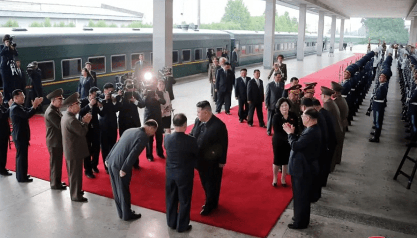 O líder norte-coreano em uma estação de Pyongyang antes de partir em seu trem particular / KCNA