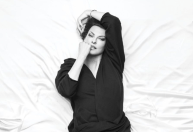 Linda Evangelista diz que não quer mais namorar: "Não quero mais dormir com ninguém"