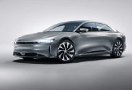 Lucid, fabricante de veículos elétricos, abre sua 1ª fábrica de automóveis fora dos EUA na Arábia Saudita