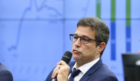 Campos Neto fala ao microfone em reunião