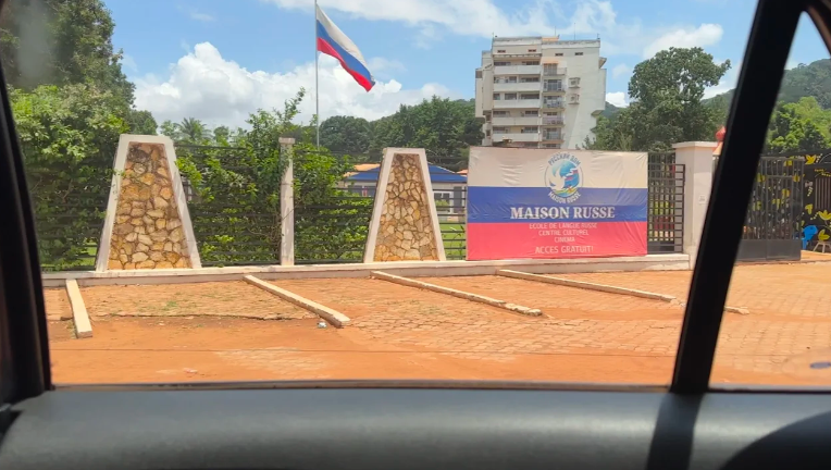 Bandeira russa hasteada em frente à Maison Russe, ou à Casa Russa, um centro cultural em Bangui / CNN