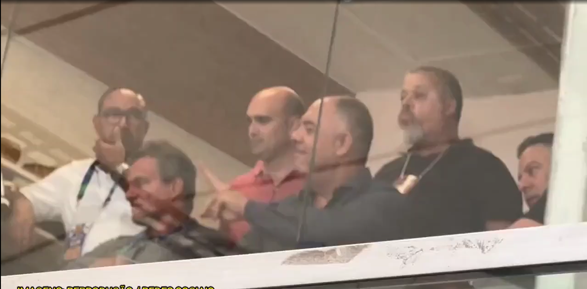 Marcos Braz sorri e acena em camarote do Maracanã