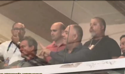 Marcos Braz sorri e acena em camarote do Maracanã