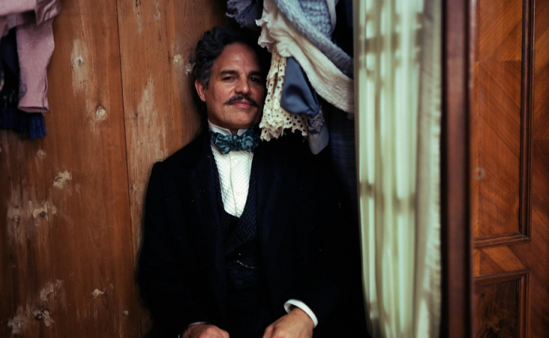 Mark Ruffalo em "Pobres Criaturas" / Divulgação/Searchlight Pictures