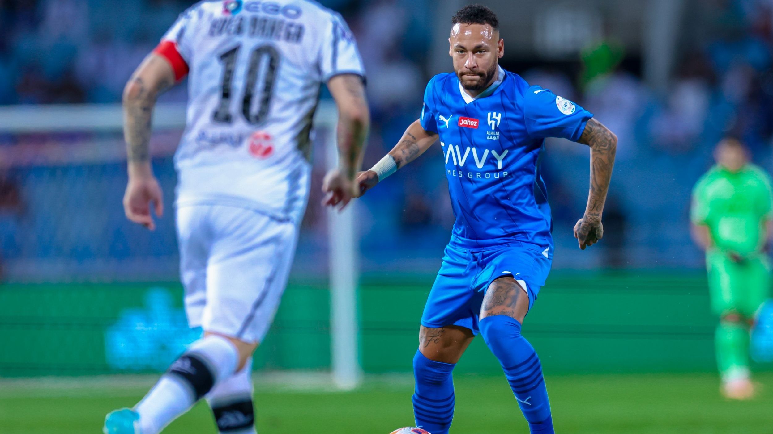 Neymar tenta drible em Banega, do Al-Shabab