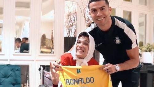 Imagem de destaque do post: Cristiano Ronaldo conhece artista iraniana que pinta com os pés; veja vídeo