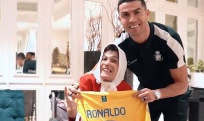 Cristiano Ronaldo conhece artista iraniana que pinta com os pés; veja vídeo