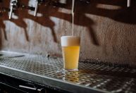 Happy hour? Rede de pubs do Reino Unido vai cobrar mais caro no horário de pico