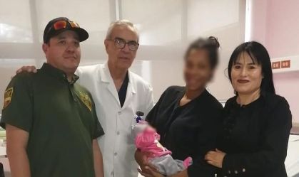 Foto divulgada pela Instituto Nacional de Migración (INM) da mãe com sua filha recém-nascida nos braços